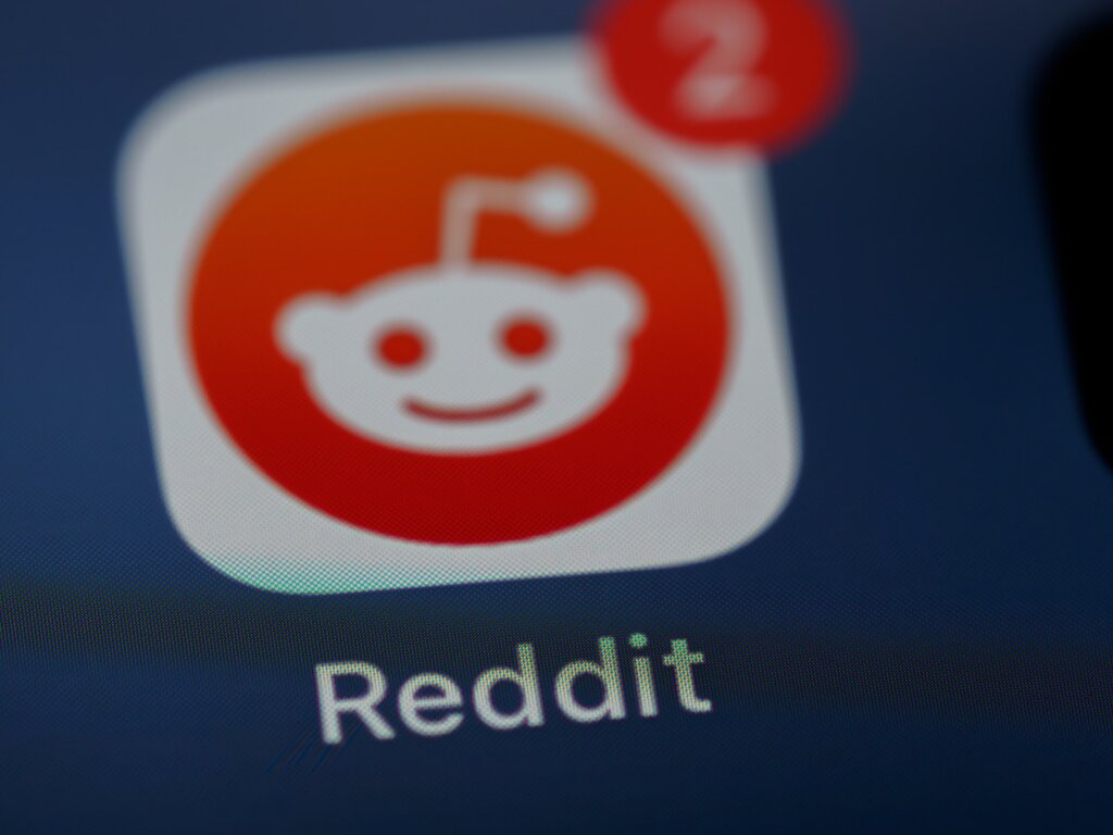 Red and white Reddit logo for r/SpotifyPlaylists showing notifications